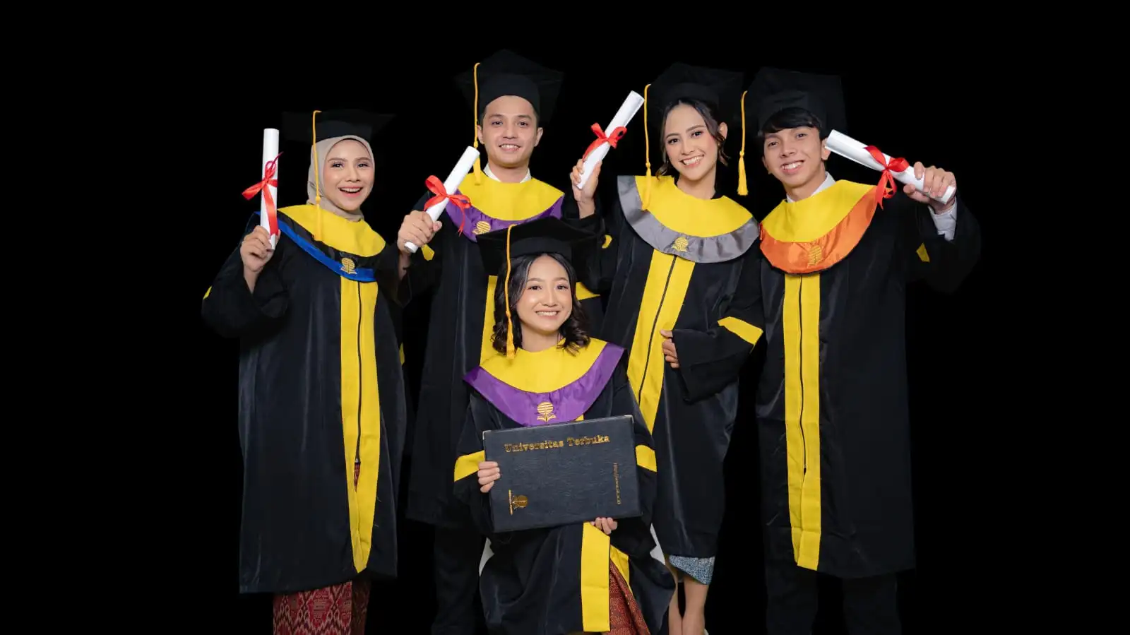 Potret kebahagiaan wisudawan Universitas Terbuka Salut Kediri Pamenang berfoto bersama mengenakan toga lengkap dan memegang ijazah